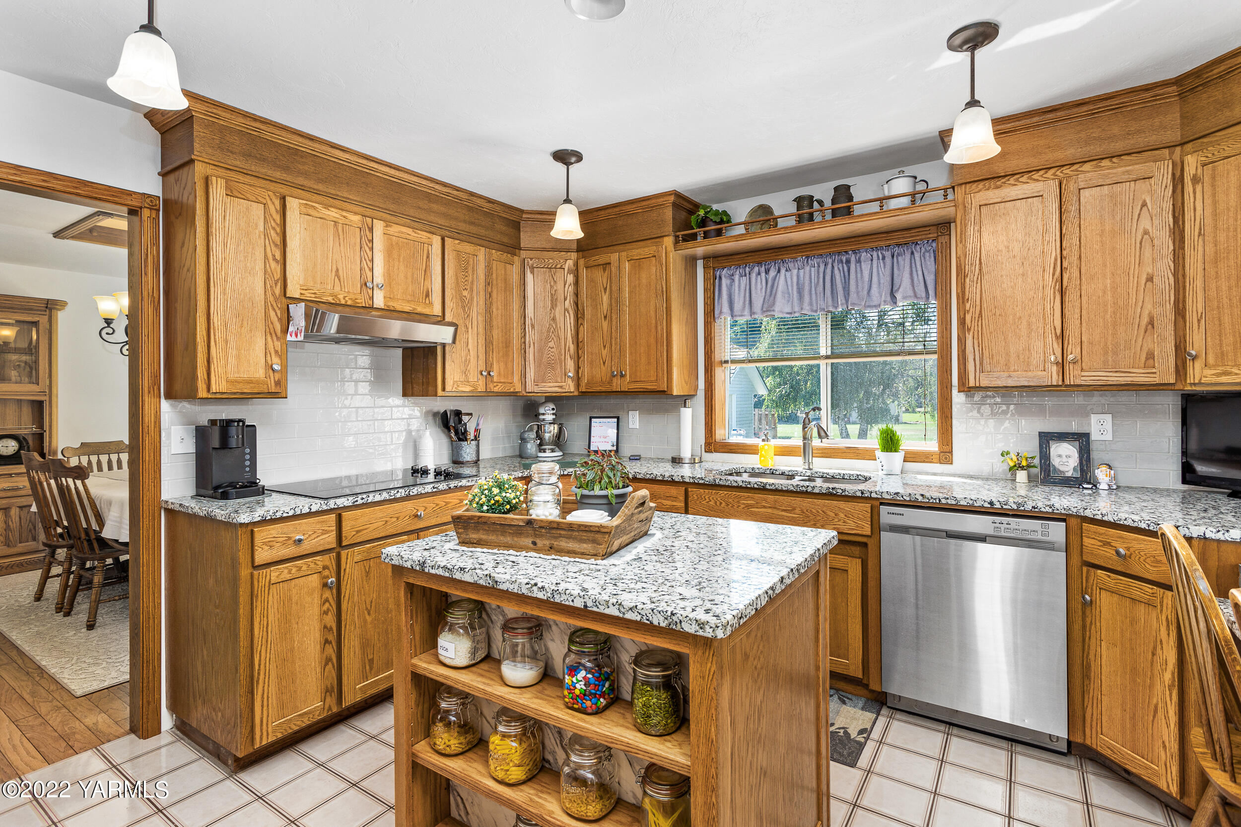 1991 Sheller Road Sunnyside, WA 98944 - Photo 7 of 33 Country Kitchen Living