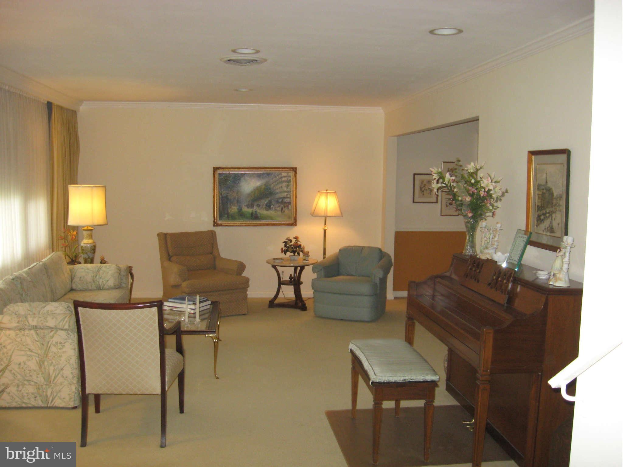 2302 Hanway Road Baltimore, MD 21209 - Photo 8 of 18 Living Room