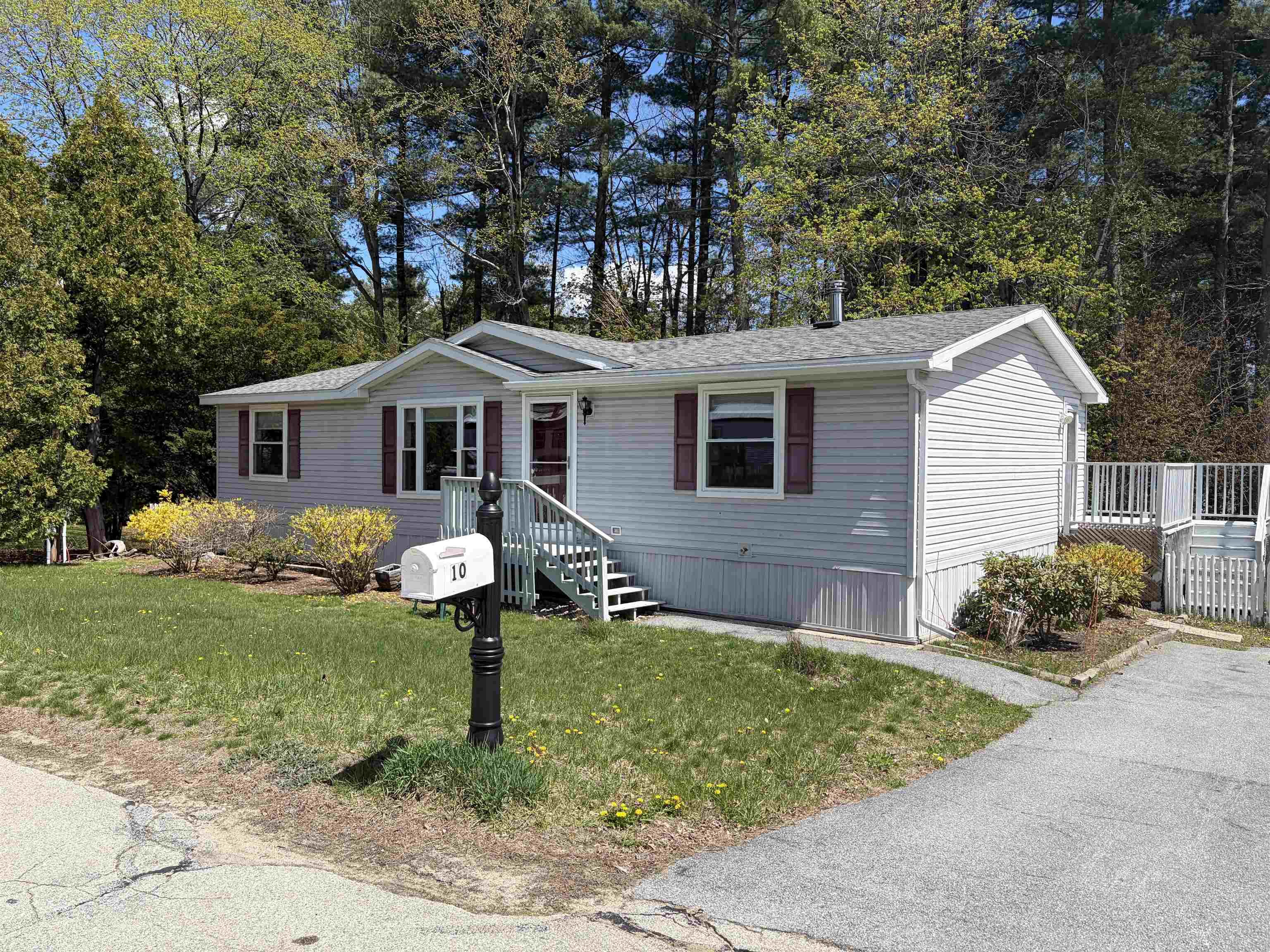 10 Eric Avenue Nashua, NH 03062 - Photo 2 of 21