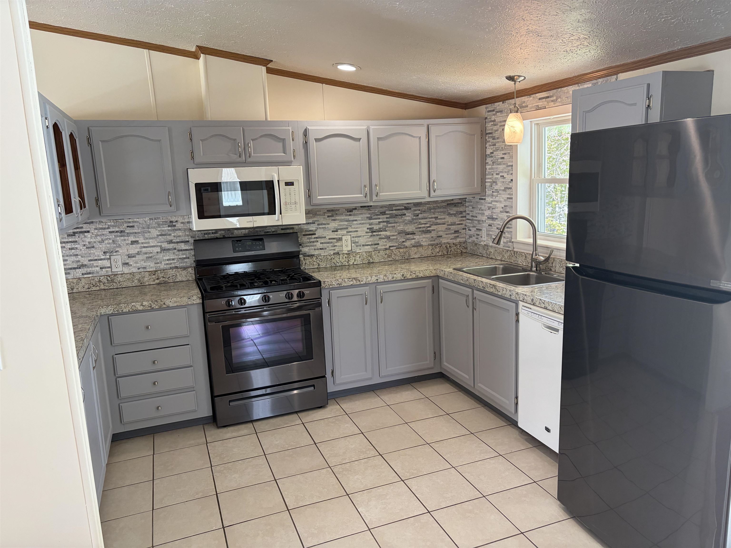 10 Eric Avenue Nashua, NH 03062 - Photo 7 of 21
