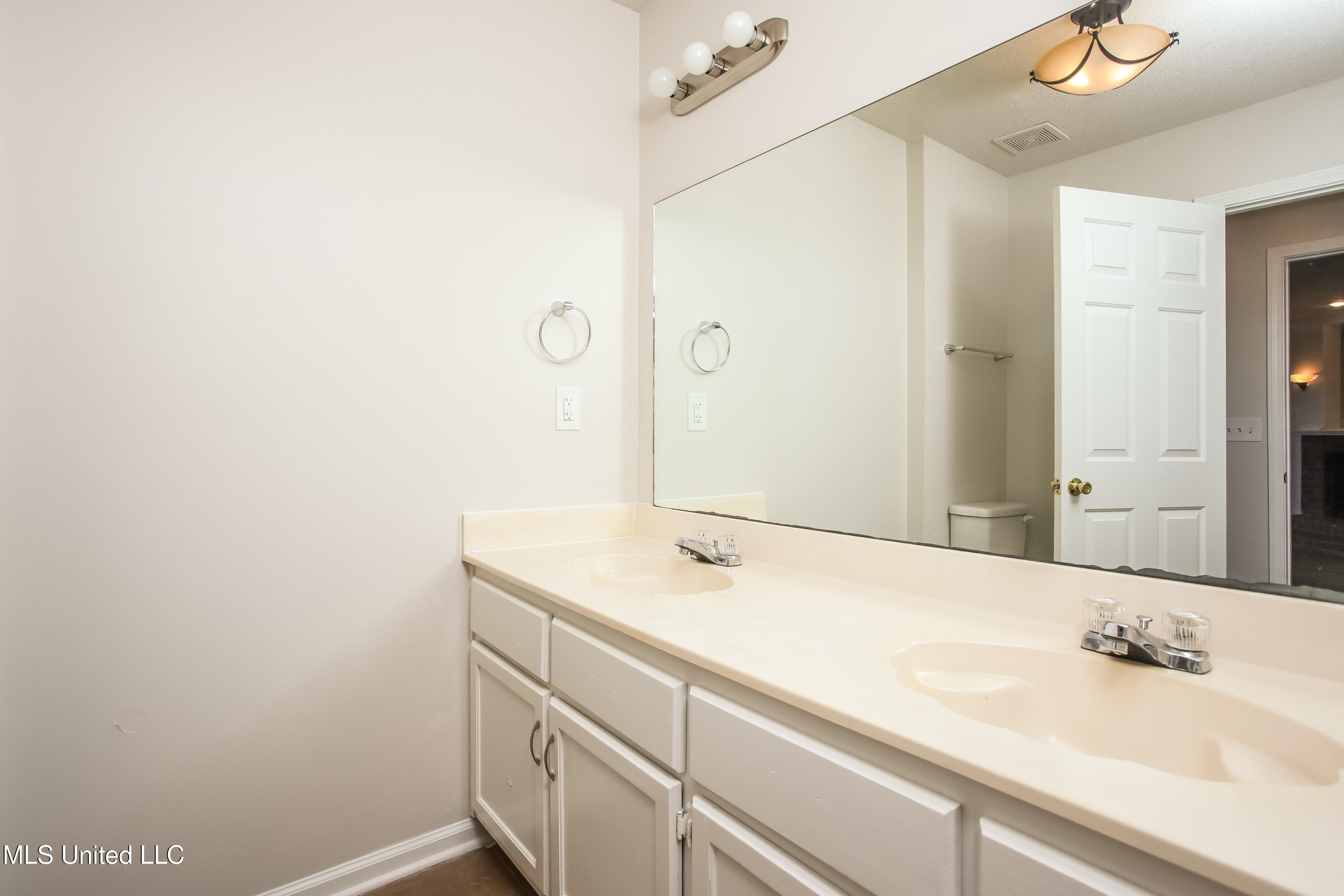 6181 Liberty Estates Drive Walls, MS 38680 - Photo 13 of 15 014-photo-bathroom-14941750