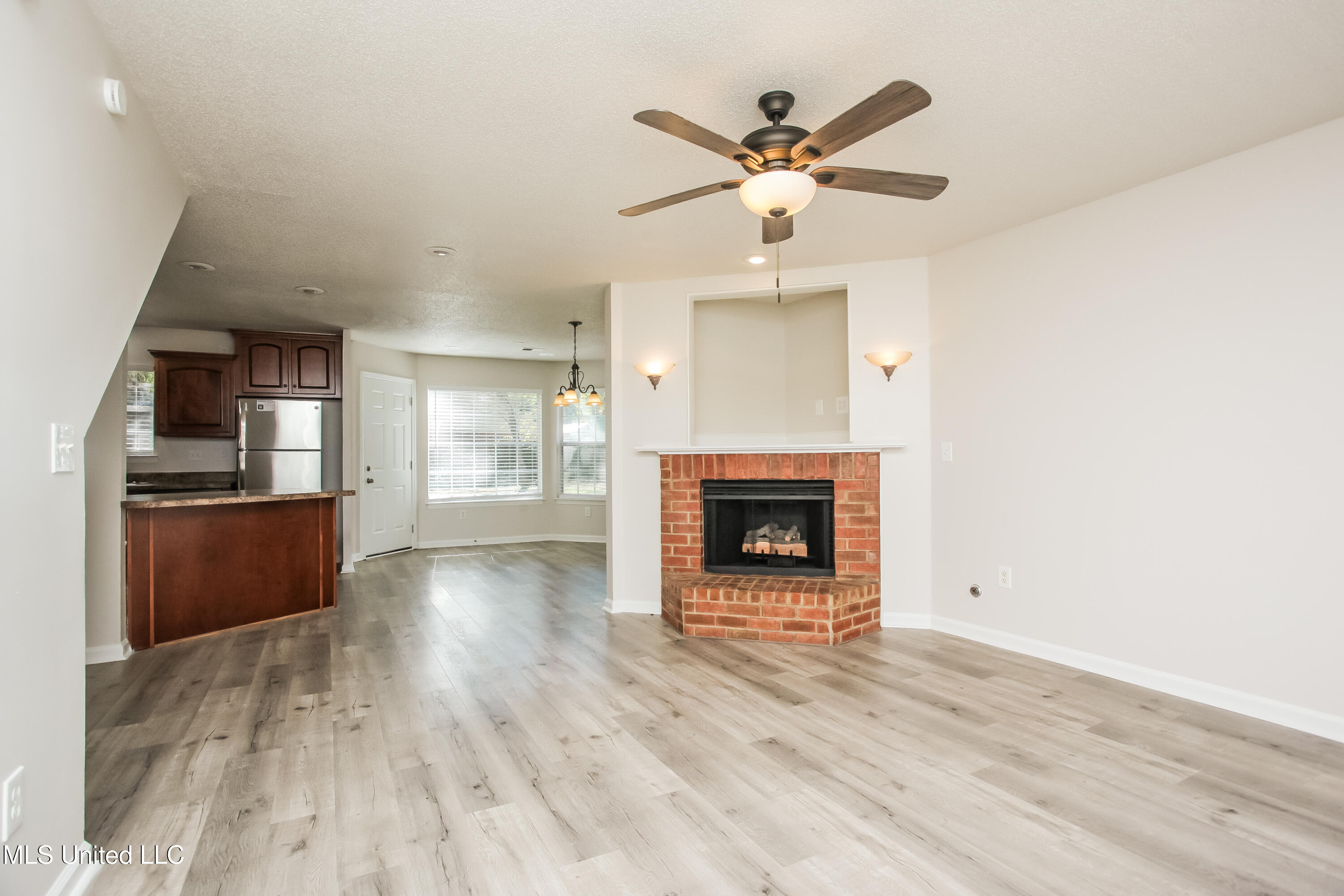 6181 Liberty Estates Drive Walls, MS 38680 - Photo 2 of 15 003-photo-living-room-14941757
