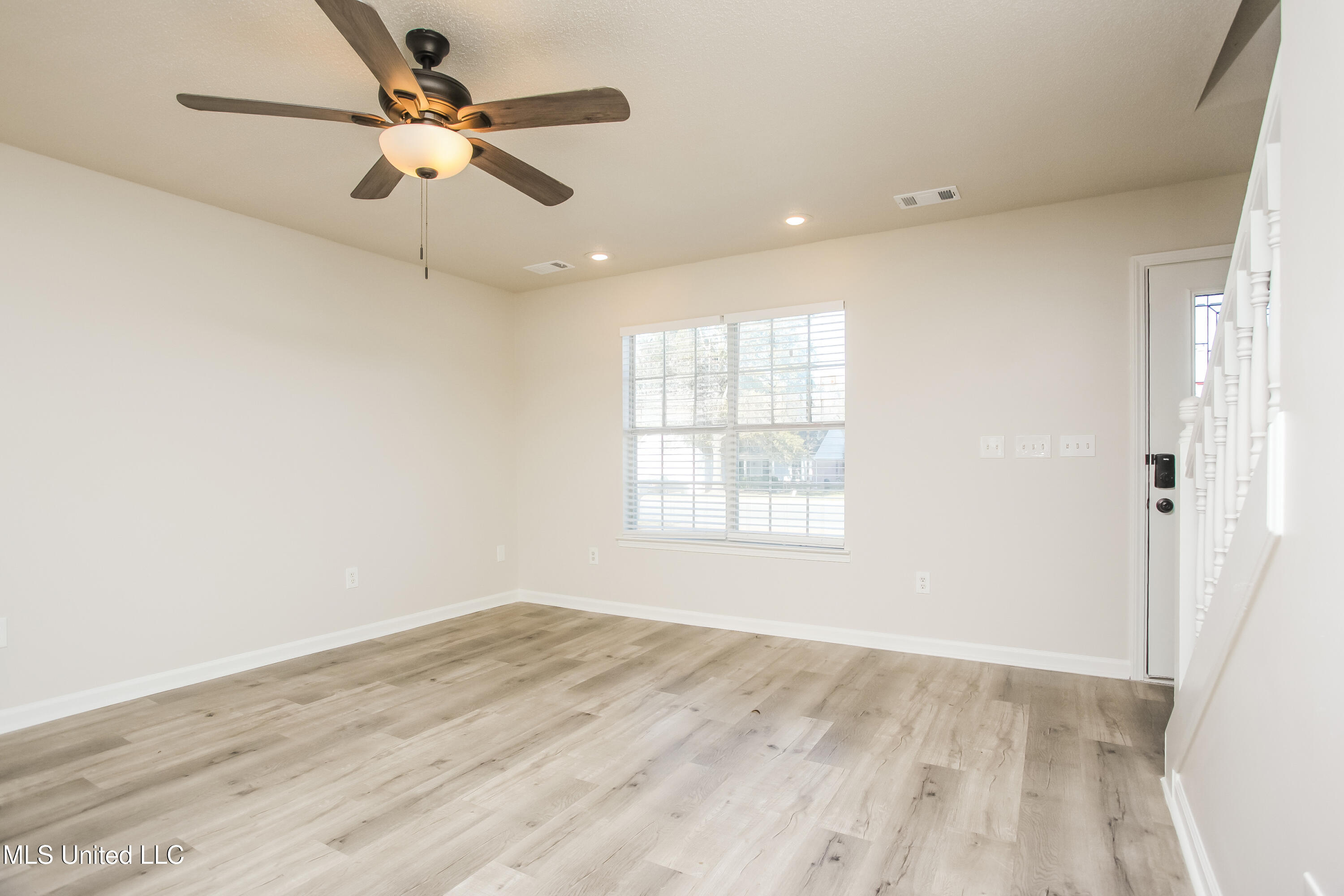 6181 Liberty Estates Drive Walls, MS 38680 - Photo 3 of 15 004-photo-living-room-14941758