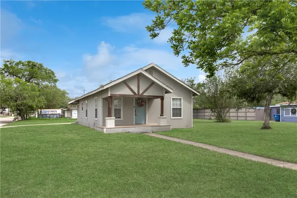 $184,500 | 801 East Fannin Street, Beeville, TX 78102