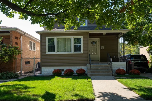 $311,900 | 2711 West 98th Place, Evergreen Park, IL 60805