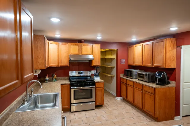 $311,900 | 2711 West 98th Place, Evergreen Park, IL 60805