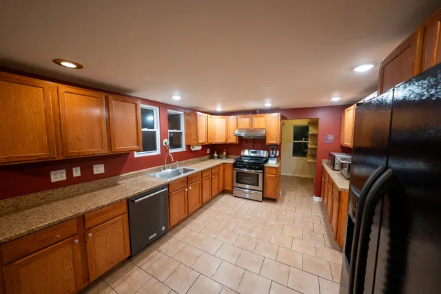 $311,900 | 2711 West 98th Place, Evergreen Park, IL 60805