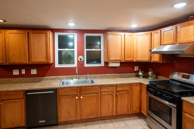 $311,900 | 2711 West 98th Place, Evergreen Park, IL 60805