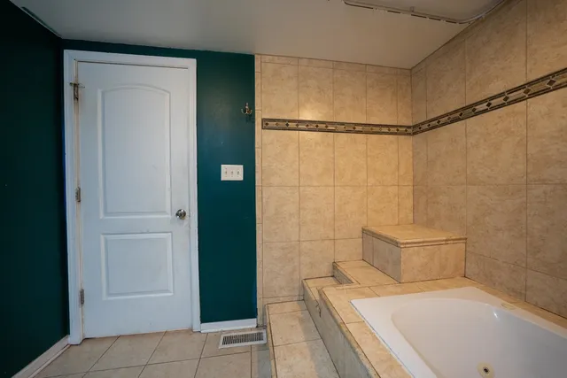 $311,900 | 2711 West 98th Place, Evergreen Park, IL 60805