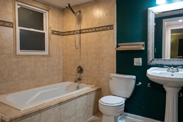 $311,900 | 2711 West 98th Place, Evergreen Park, IL 60805