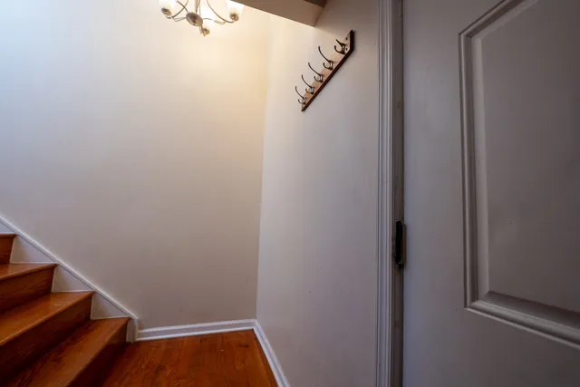 $311,900 | 2711 West 98th Place, Evergreen Park, IL 60805