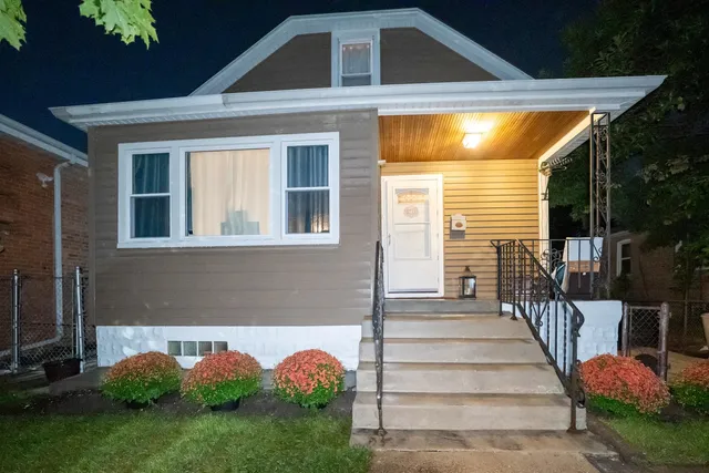 $311,900 | 2711 West 98th Place, Evergreen Park, IL 60805