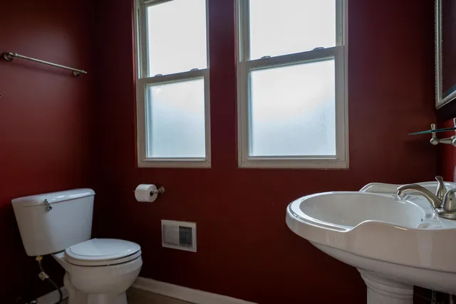 $311,900 | 2711 West 98th Place, Evergreen Park, IL 60805