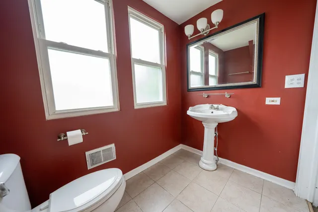 $311,900 | 2711 West 98th Place, Evergreen Park, IL 60805