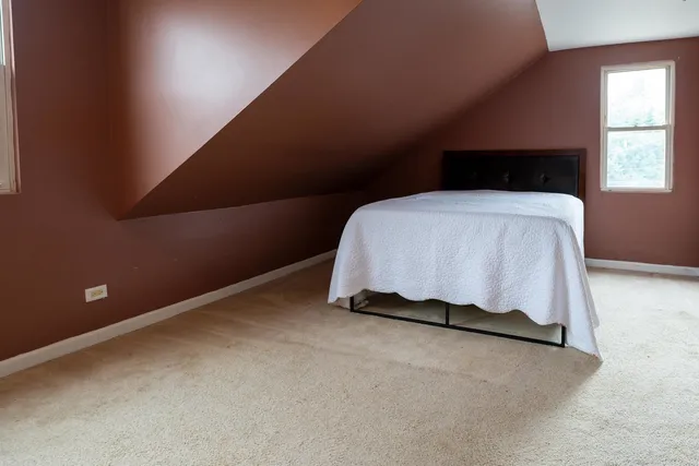 $311,900 | 2711 West 98th Place, Evergreen Park, IL 60805