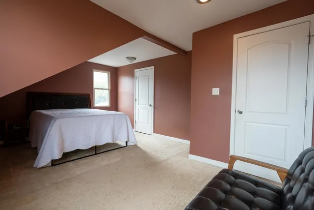 $311,900 | 2711 West 98th Place, Evergreen Park, IL 60805