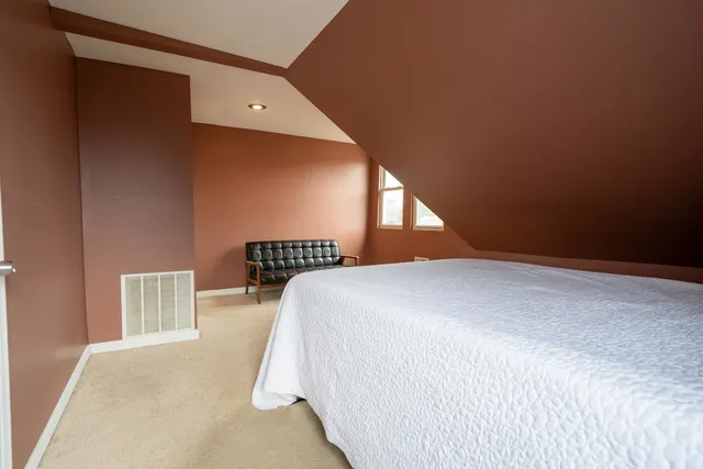 $311,900 | 2711 West 98th Place, Evergreen Park, IL 60805