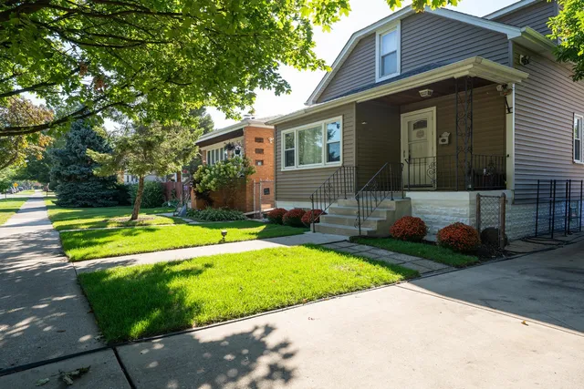 $311,900 | 2711 West 98th Place, Evergreen Park, IL 60805