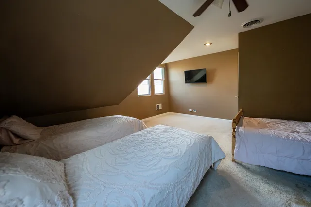 $311,900 | 2711 West 98th Place, Evergreen Park, IL 60805