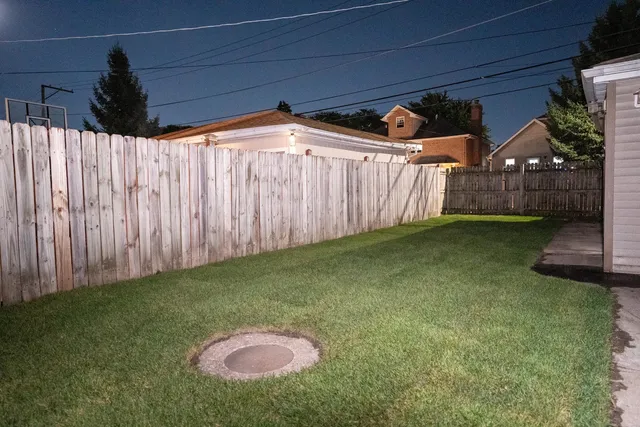 $311,900 | 2711 West 98th Place, Evergreen Park, IL 60805