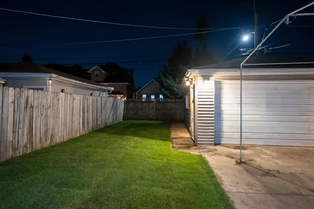 $311,900 | 2711 West 98th Place, Evergreen Park, IL 60805