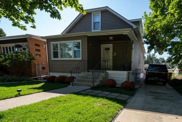 $311,900 | 2711 West 98th Place, Evergreen Park, IL 60805