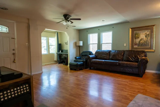 $311,900 | 2711 West 98th Place, Evergreen Park, IL 60805