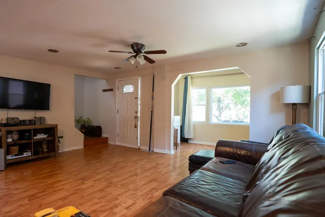 $311,900 | 2711 West 98th Place, Evergreen Park, IL 60805