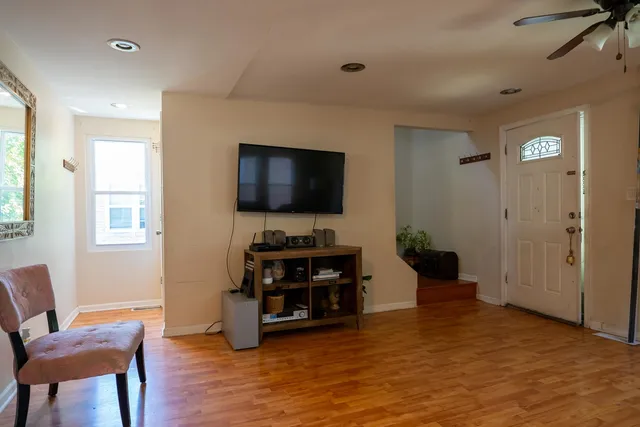 $311,900 | 2711 West 98th Place, Evergreen Park, IL 60805