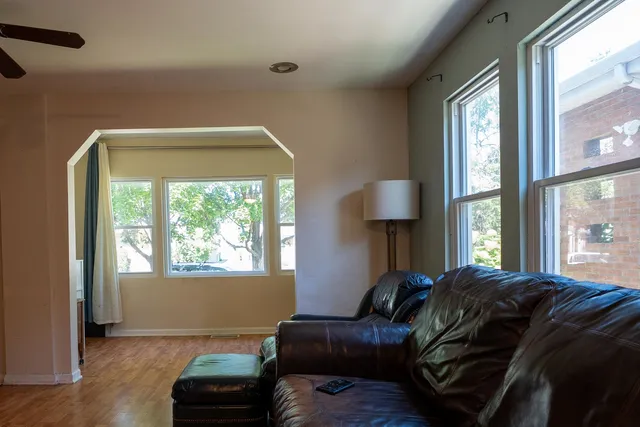 $311,900 | 2711 West 98th Place, Evergreen Park, IL 60805