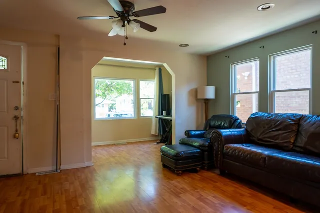 $311,900 | 2711 West 98th Place, Evergreen Park, IL 60805