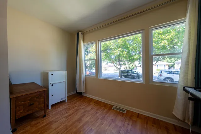 $311,900 | 2711 West 98th Place, Evergreen Park, IL 60805