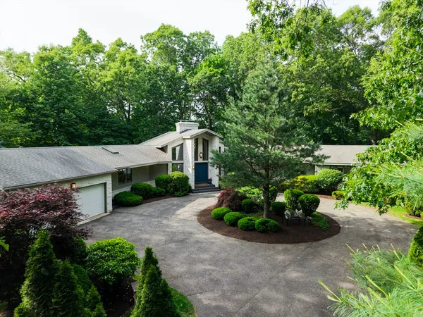 $975,000 | 550 Wolf Swamp Road, Longmeadow, MA 01106