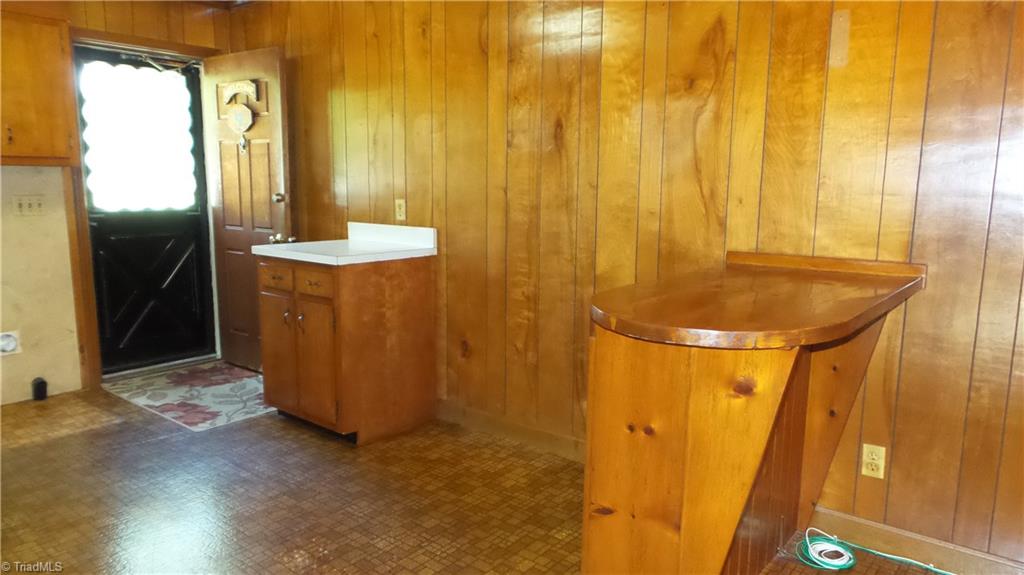 Kitchen with side entrance 