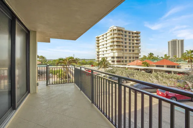 $439,900 | 5460 North Ocean Drive, Unit 1D, Singer Island, FL 33404