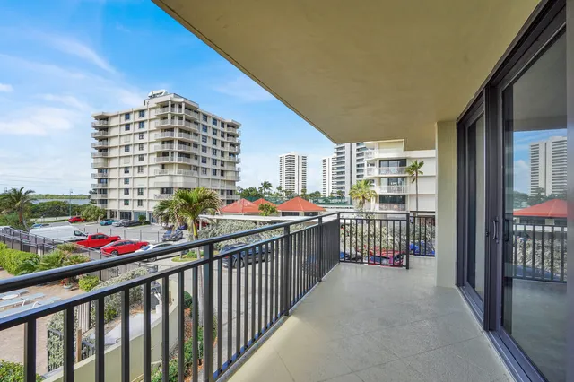 $439,900 | 5460 North Ocean Drive, Unit 1D, Singer Island, FL 33404