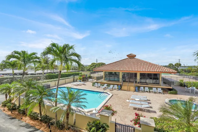 $439,900 | 5460 North Ocean Drive, Unit 1D, Singer Island, FL 33404