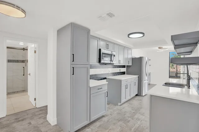 $439,900 | 5460 North Ocean Drive, Unit 1D, Singer Island, FL 33404