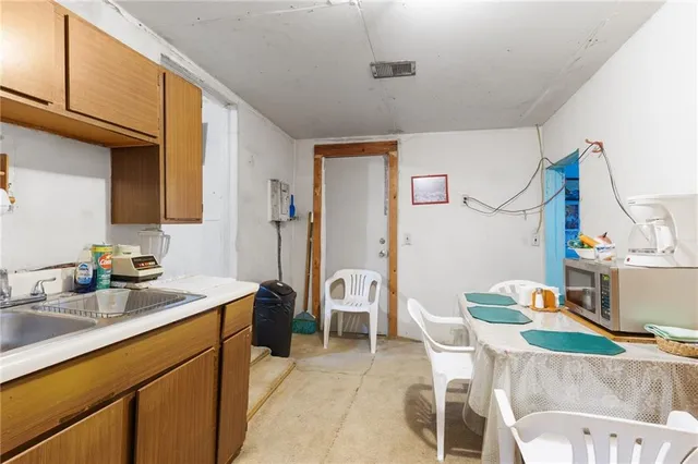 $160,000 | 2907 Jarboe Street, Kansas City, MO 64108