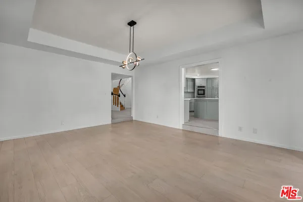 a view of empty room with a ceiling fan