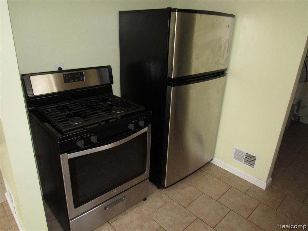 821 Kettering Avenue Pontiac, MI 48340 - Photo 10 of 18
