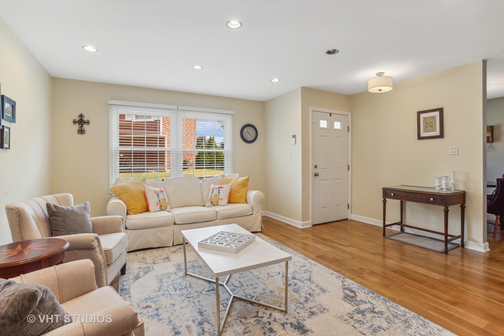 7 Windsor Court Streamwood, IL 60107 - Photo 5 of 22 a living room with furniture and a table