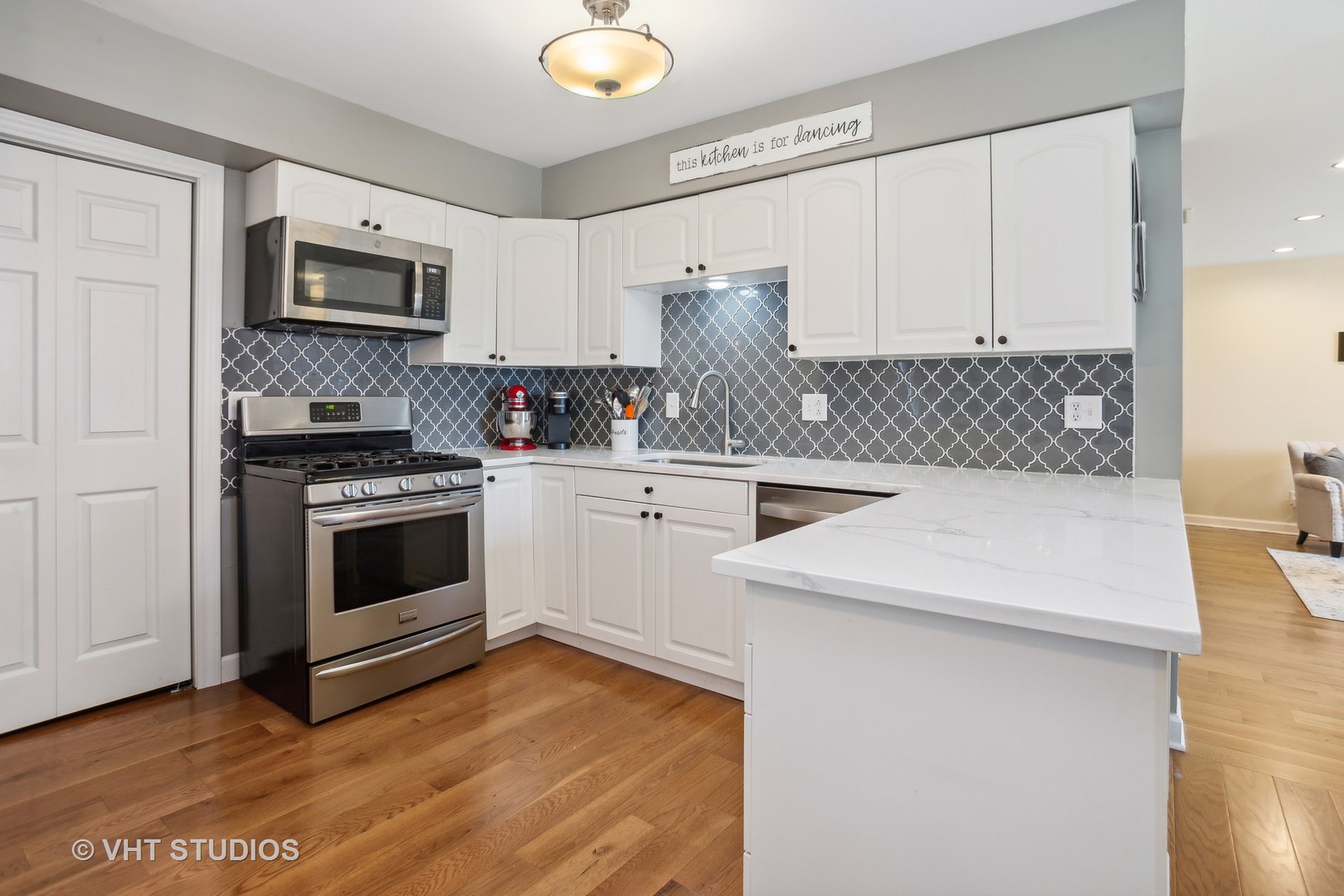 7 Windsor Court Streamwood, IL 60107 - Photo 6 of 22 a kitchen with a sink stove and microwave