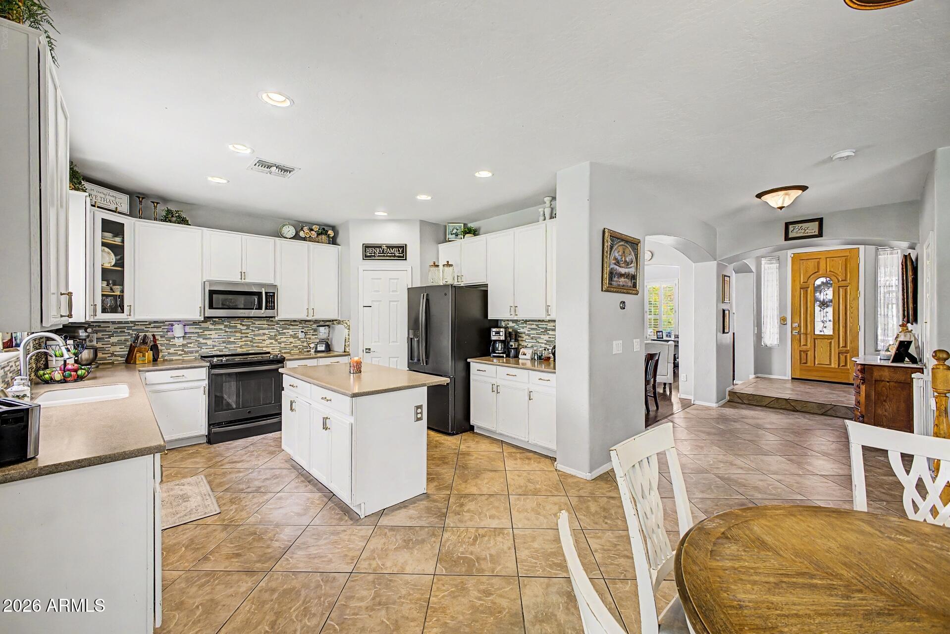 1829 East Beverly Road Phoenix, AZ 85042 - Photo 7 of 48 Kitchen w Eating Area