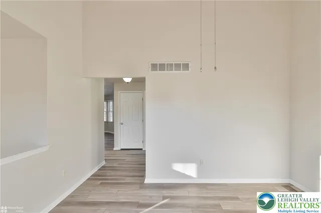 a view of a yard with a house