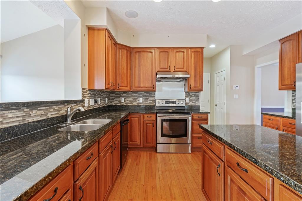 175 Ridge Avenue Pittsburgh, PA 15237 - Photo 5 of 34 Rich cabinetry & ample amounts of counter space makes this a chef's dream!