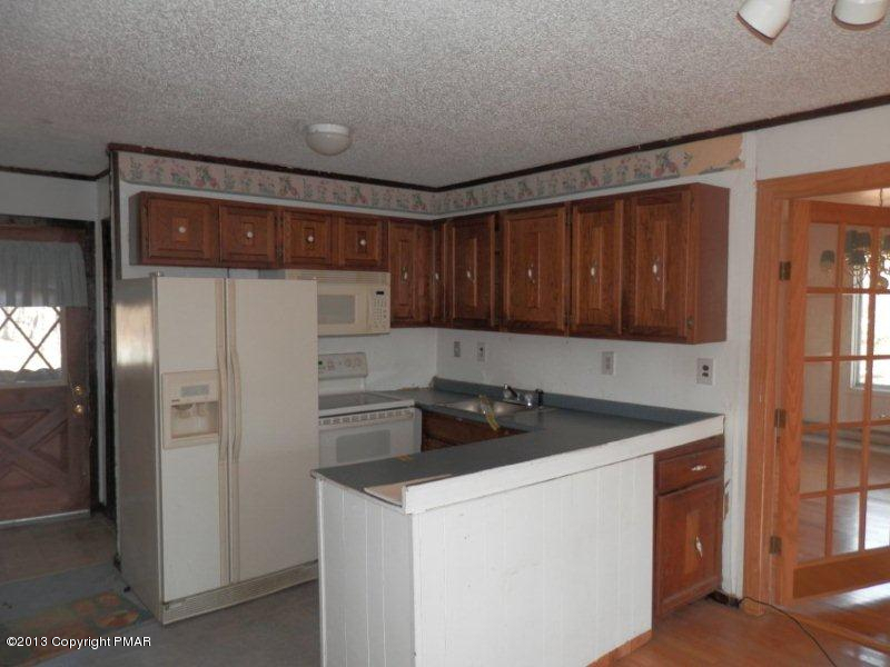 1103 Elgin Way Bushkill, PA 18324 - Photo 2 of 11 a kitchen with a sink a stove and refrigerator