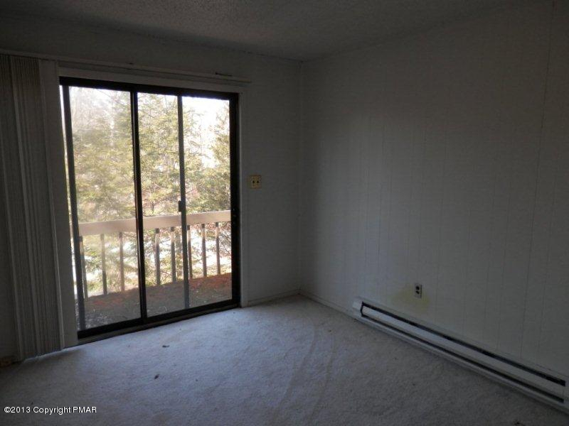 1103 Elgin Way Bushkill, PA 18324 - Photo 9 of 11 an empty room with a window