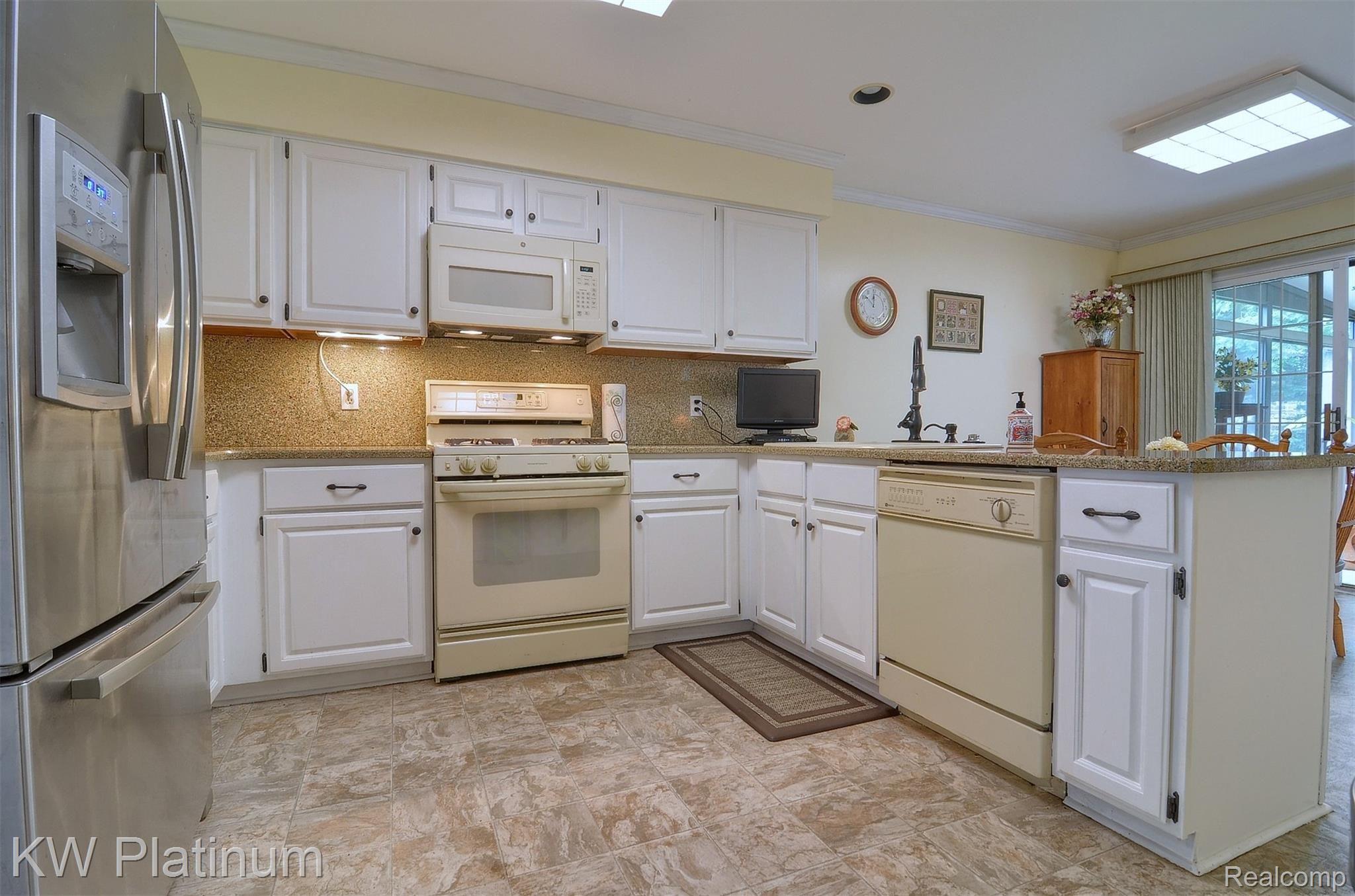 1237 Sandy Ridge Drive Rochester, MI 48306 - Photo 10 of 35 10-Kitchen.jpg