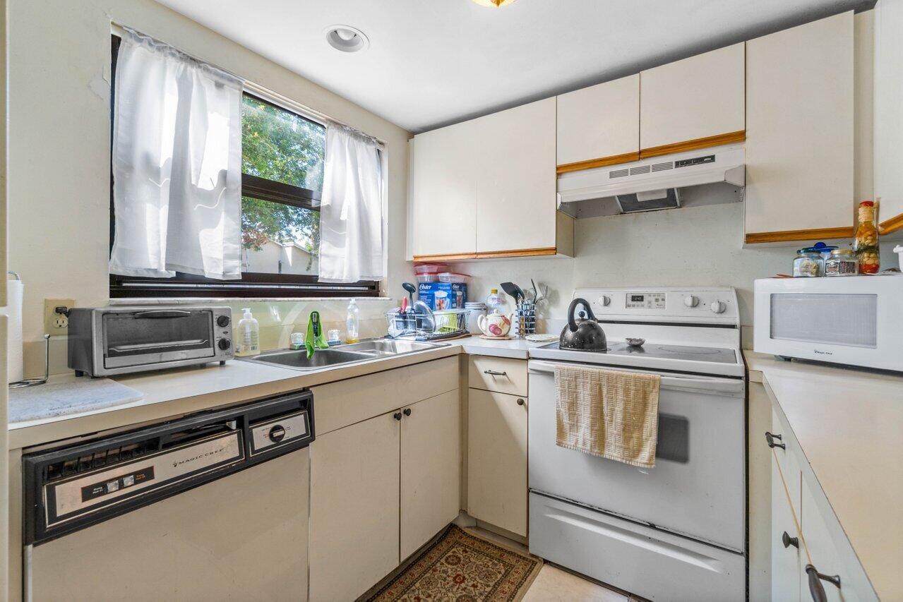5300 Elmhurst Road, Unit E West Palm Beach, FL 33417 - Photo 7 of 31 009-5300ElmhurstRoad-E-WestPalmBeach-FL-